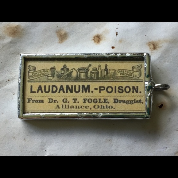 Death goth Victorian skeleton glass pendant - Picture 2 of 3